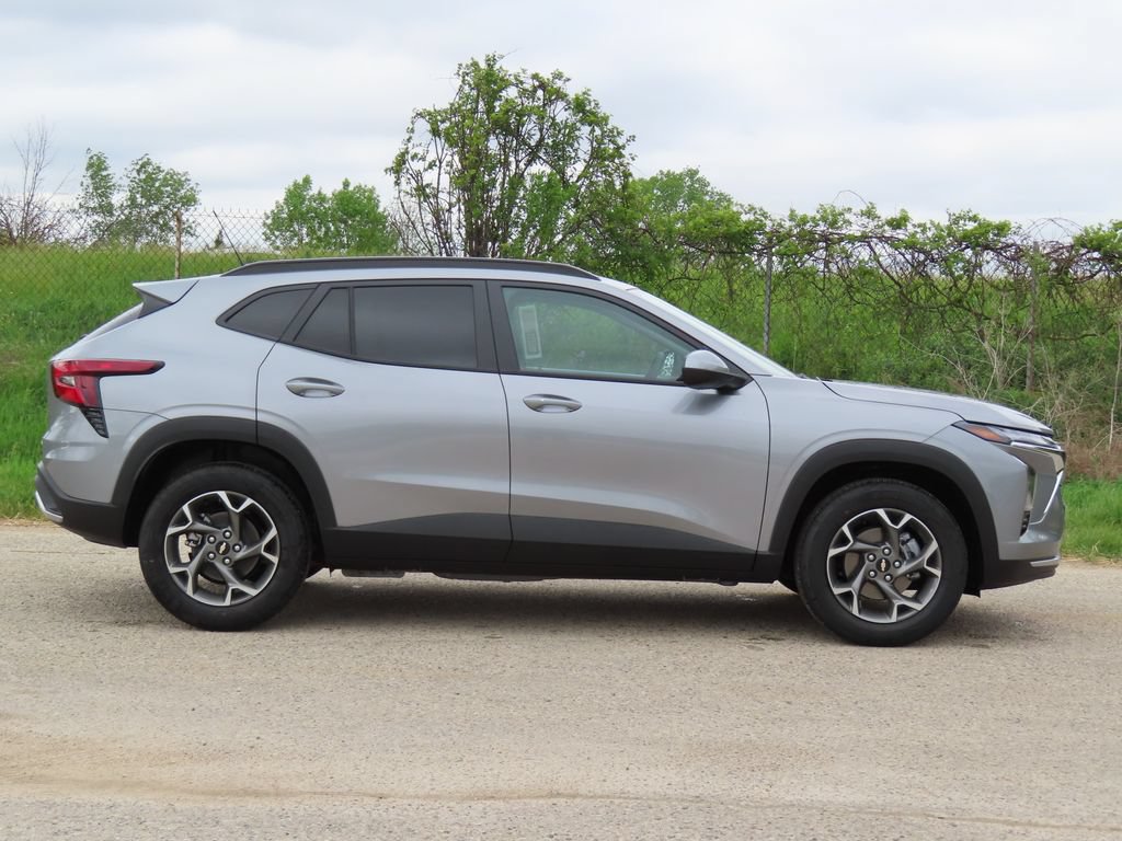 New 2026 Chevrolet Trax LT w/ Driver Confidence Package FWD image 2