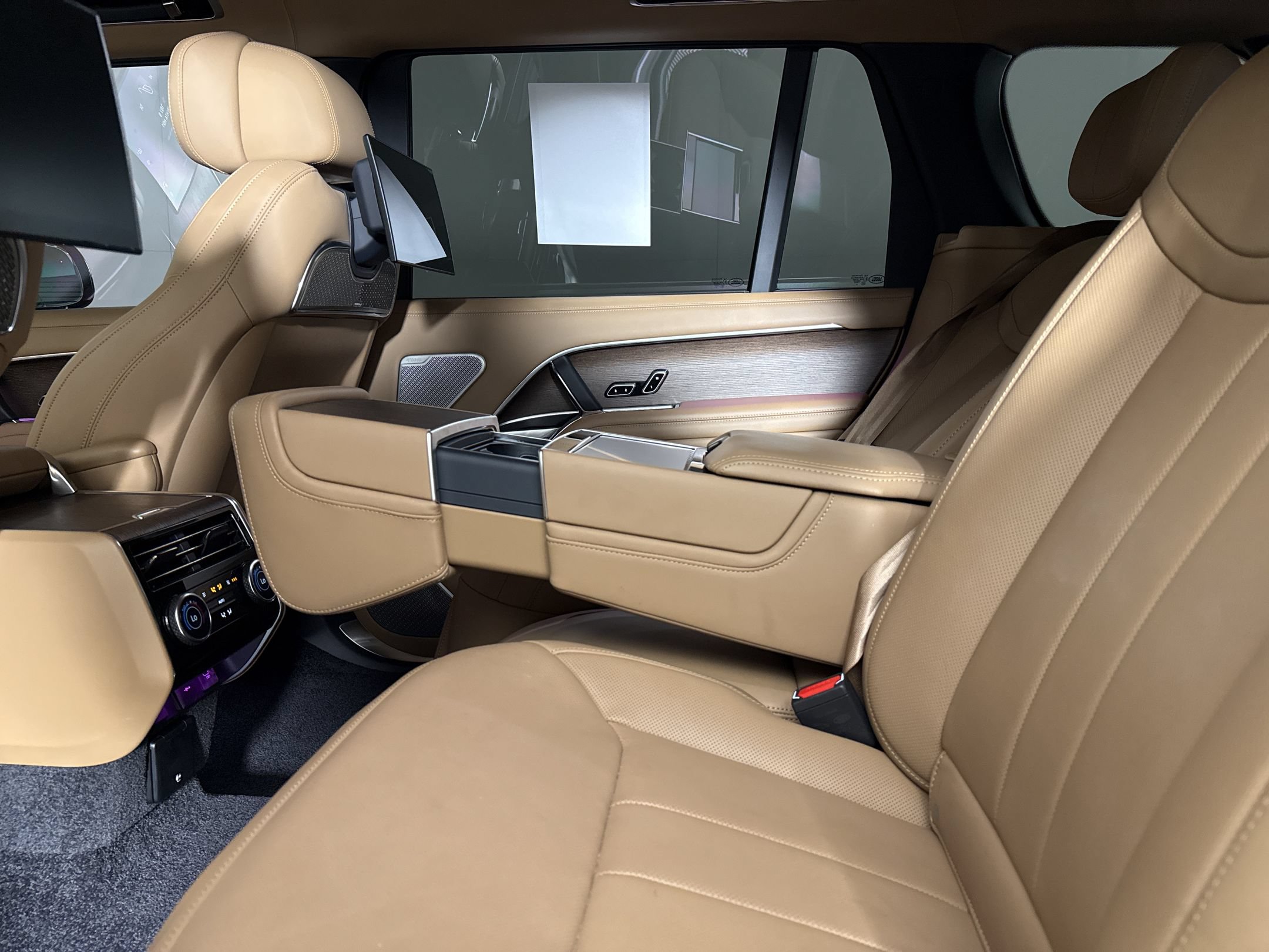 Used 2025 Land Rover Range Rover Long Wheelbase Autobiography AWD/4WD image 19