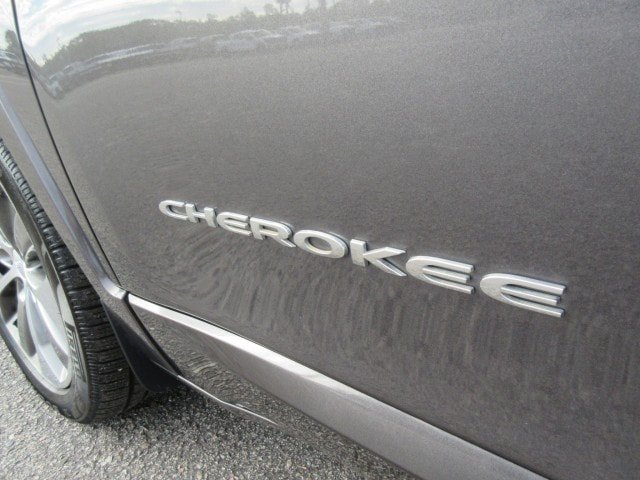 Used 2019 Jeep Cherokee Overland w/ Technology Group AWD/4WD image 16