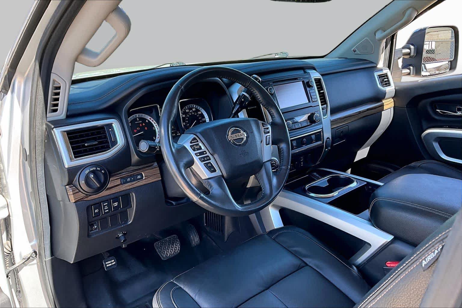 Used 2017 Nissan Titan SL AWD/4WD image 17