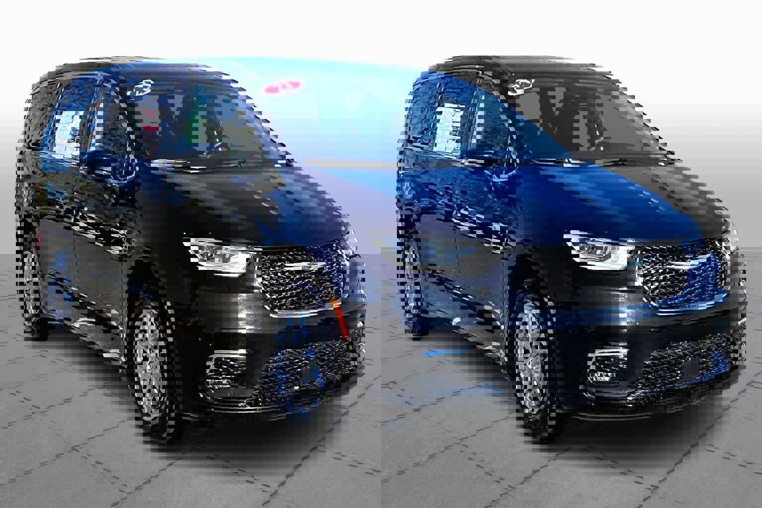 Used 2023 Chrysler Pacifica Touring-L image 2