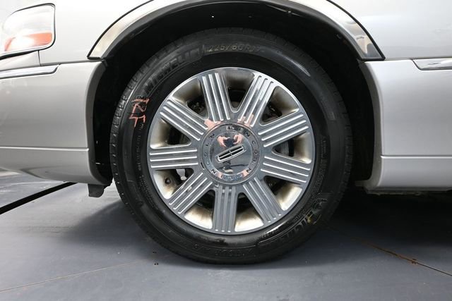 Used 2004 Lincoln Town Car Ultimate RWD image 15
