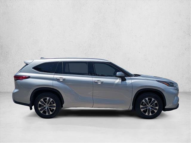 Used 2021 Toyota Highlander XLE AWD/4WD image 4