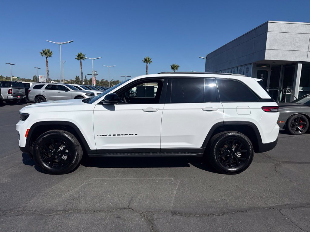 Certified 2025 Jeep Grand Cherokee Altitude AWD/4WD image 4