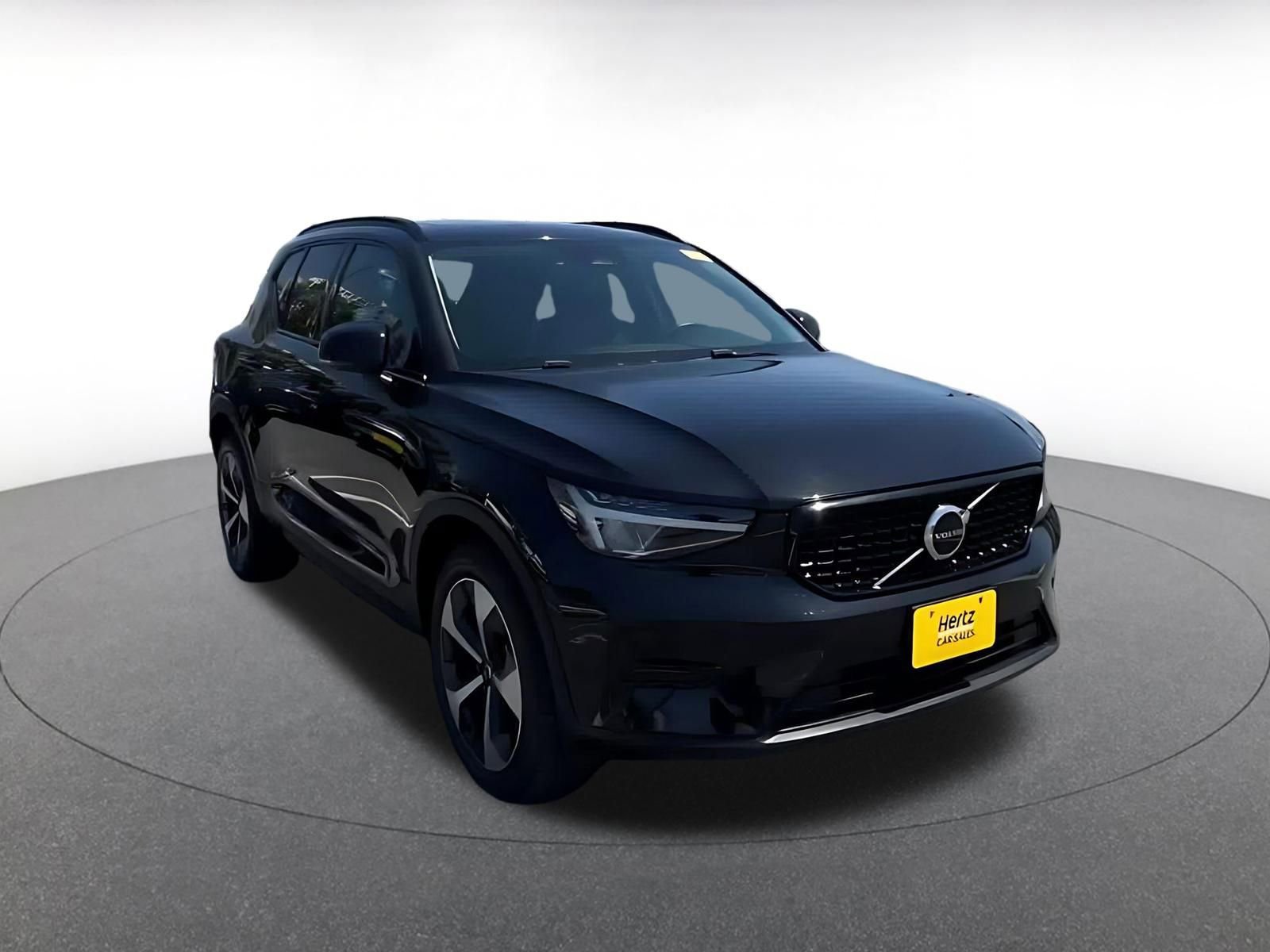 Used 2024 Volvo XC40 B5 Core image 2