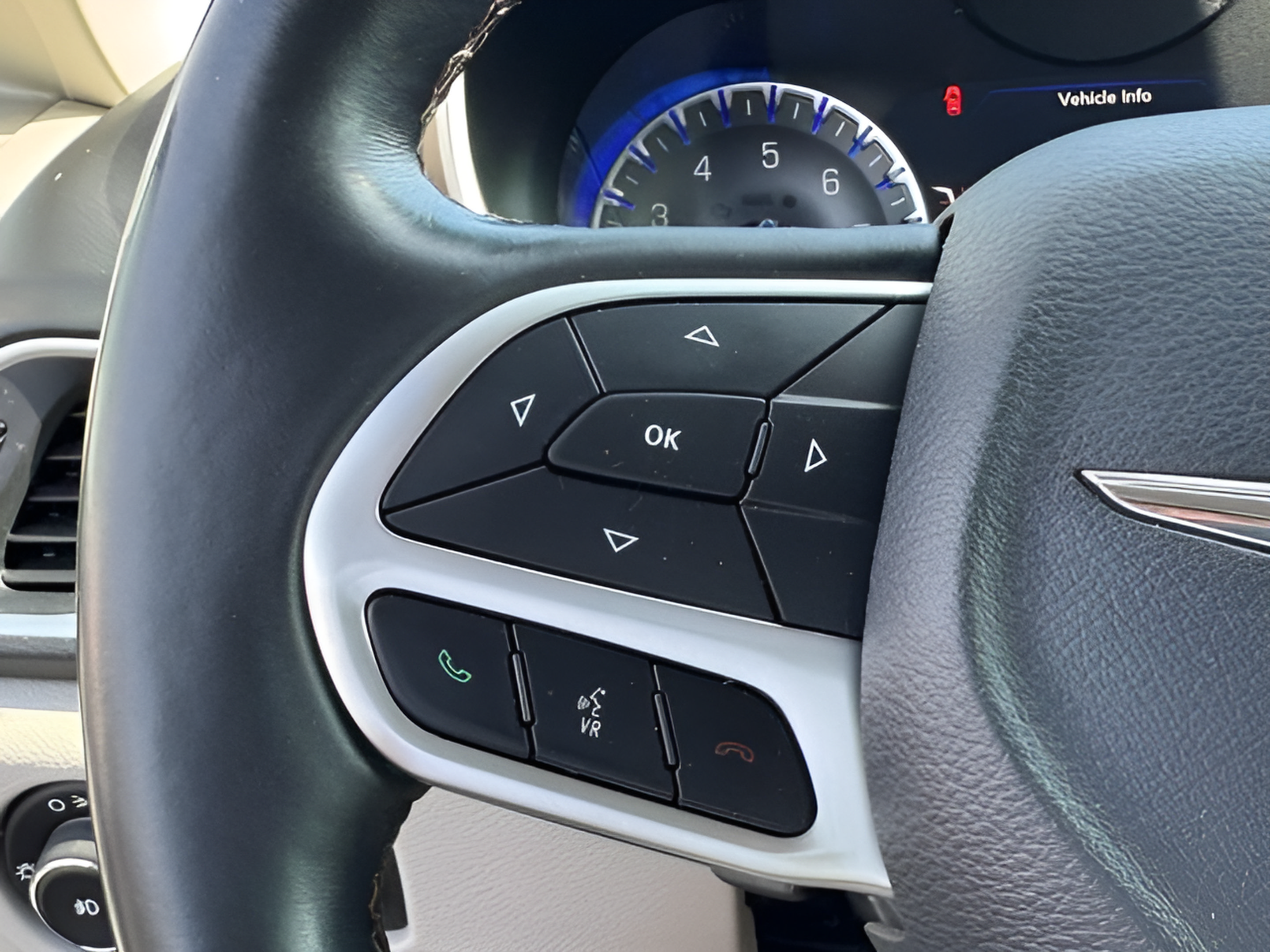 Used 2018 Chrysler Pacifica Touring-L Plus FWD image 24