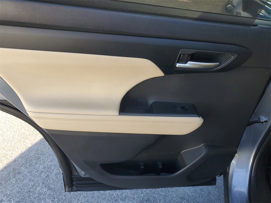 Used 2024 Toyota Highlander XLE image 15
