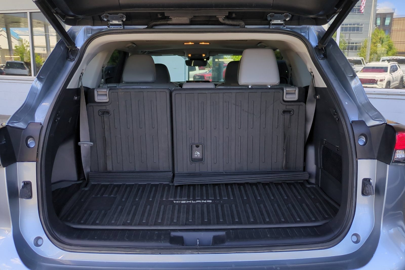 Used 2020 Toyota Highlander XLE AWD/4WD image 16