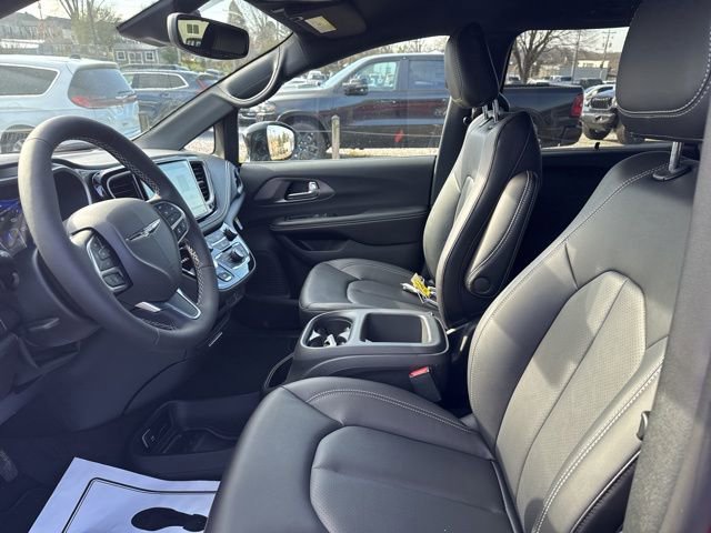 New 2026 Chrysler Pacifica Select image 15