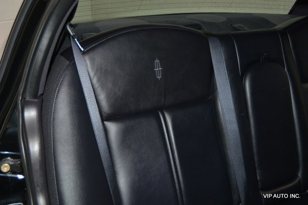 Used 2005 Lincoln Town Car Signature Limited image 24