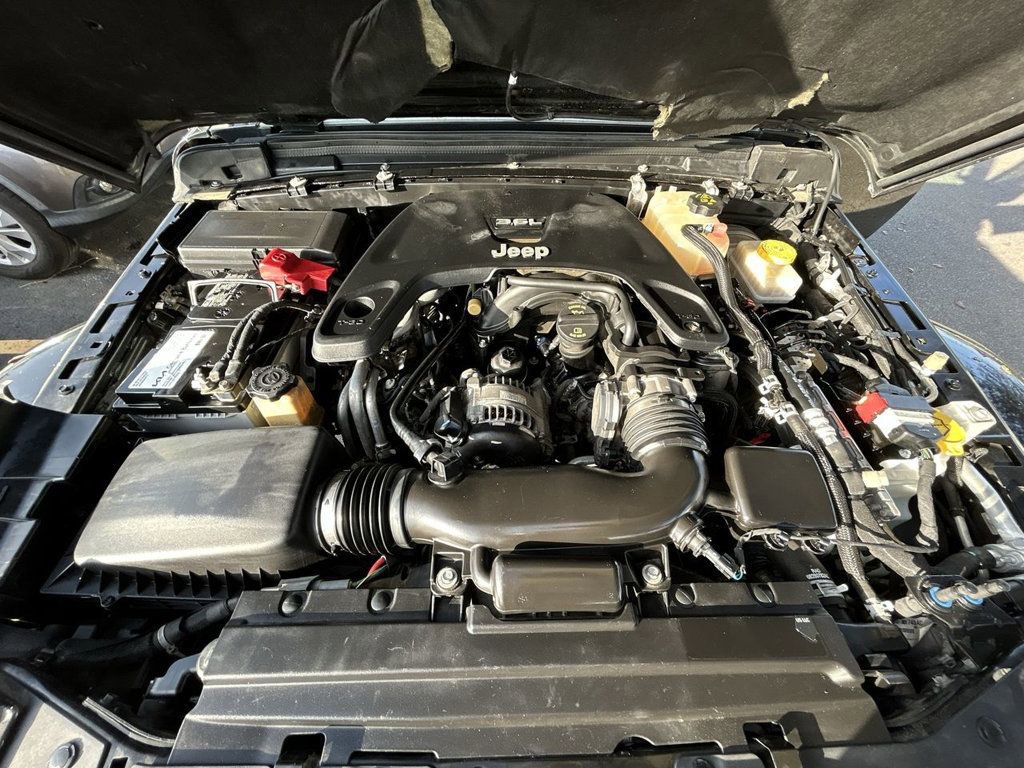 Used 2018 Jeep Wrangler Unlimited Sahara AWD/4WD image 11