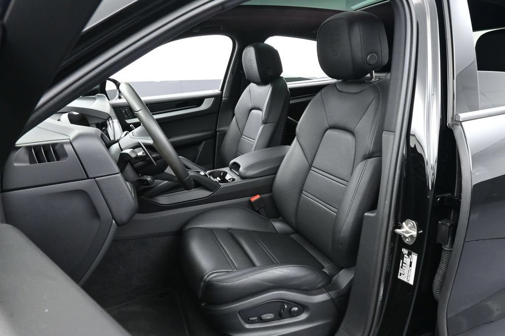 Certified 2025 Porsche Cayenne E-Hybrid Coupe AWD/4WD image 5
