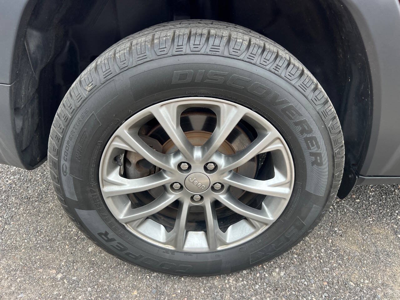 Used 2019 Jeep Cherokee Latitude Plus w/ Cold Weather Group AWD/4WD image 30