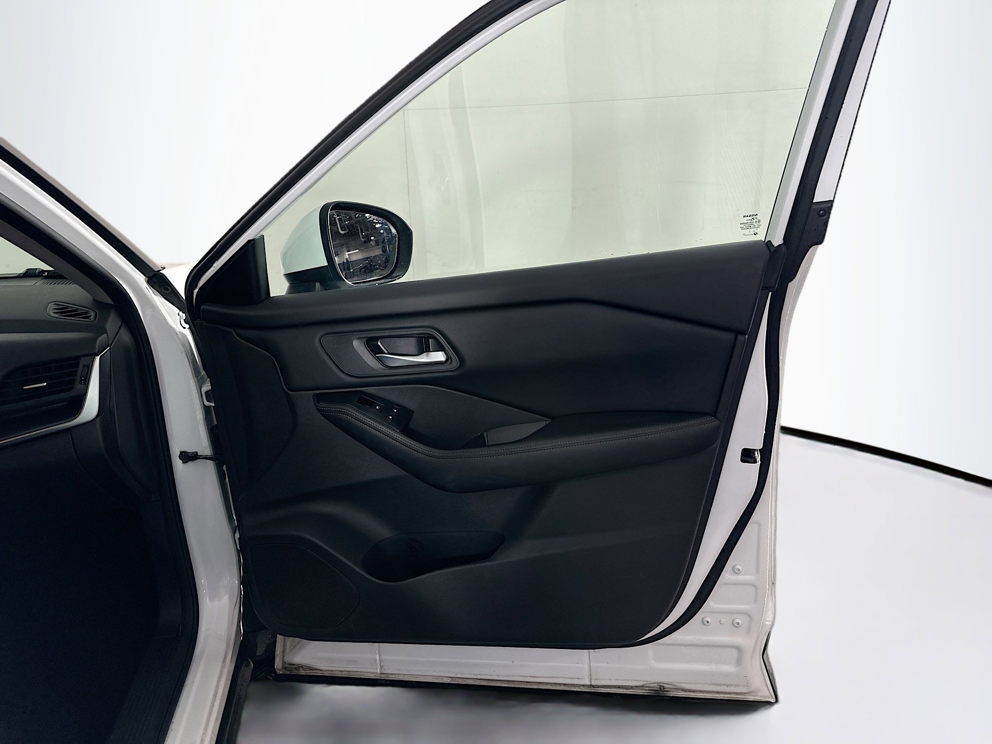 Used 2024 Nissan Rogue SV image 31