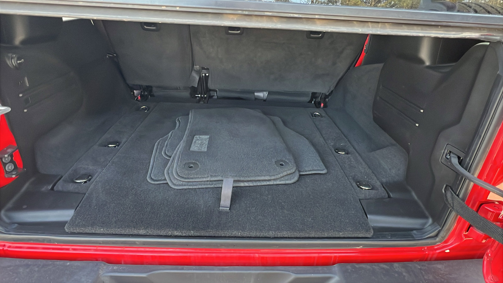 Used 2025 Jeep Wrangler Sahara image 13