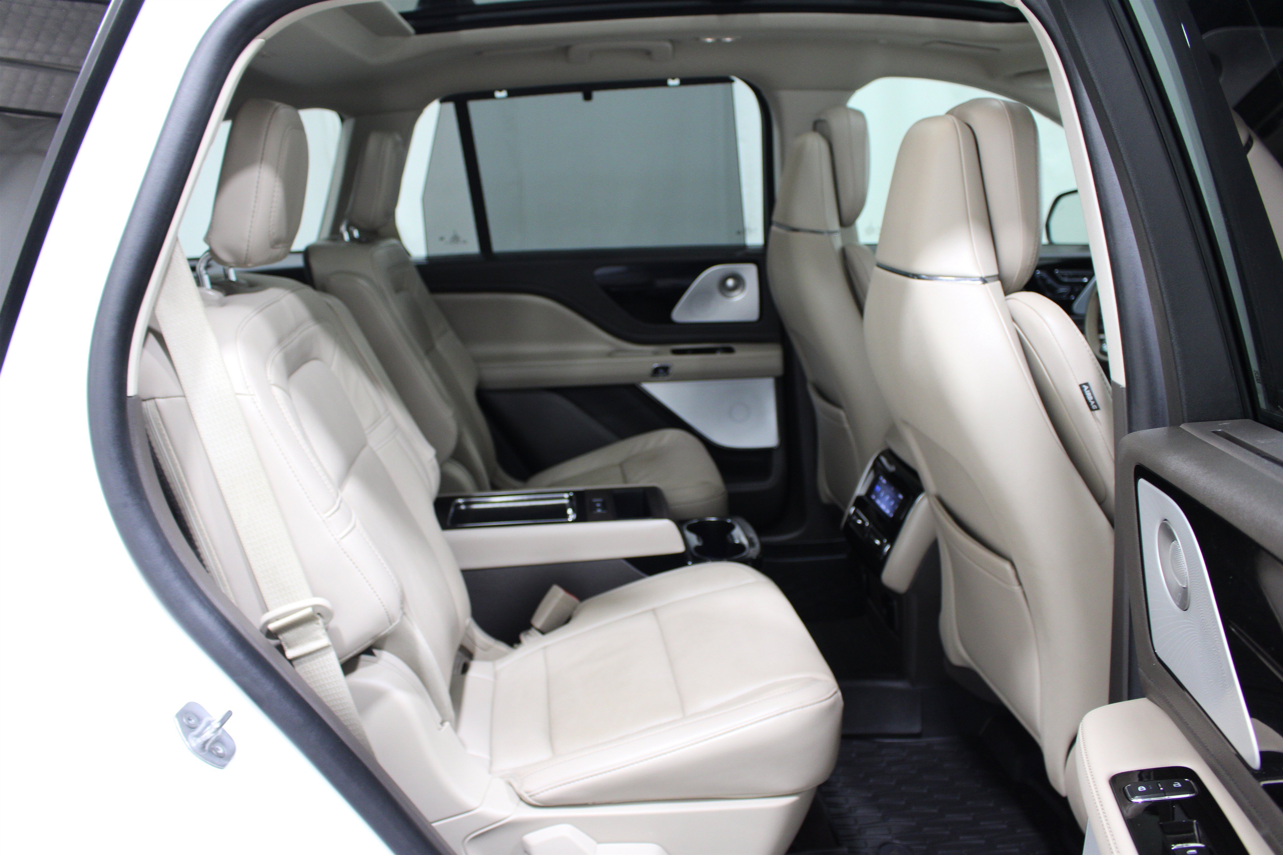 Used 2023 Lincoln Aviator Reserve w/ Equipment Group 201A AWD/4WD image 31