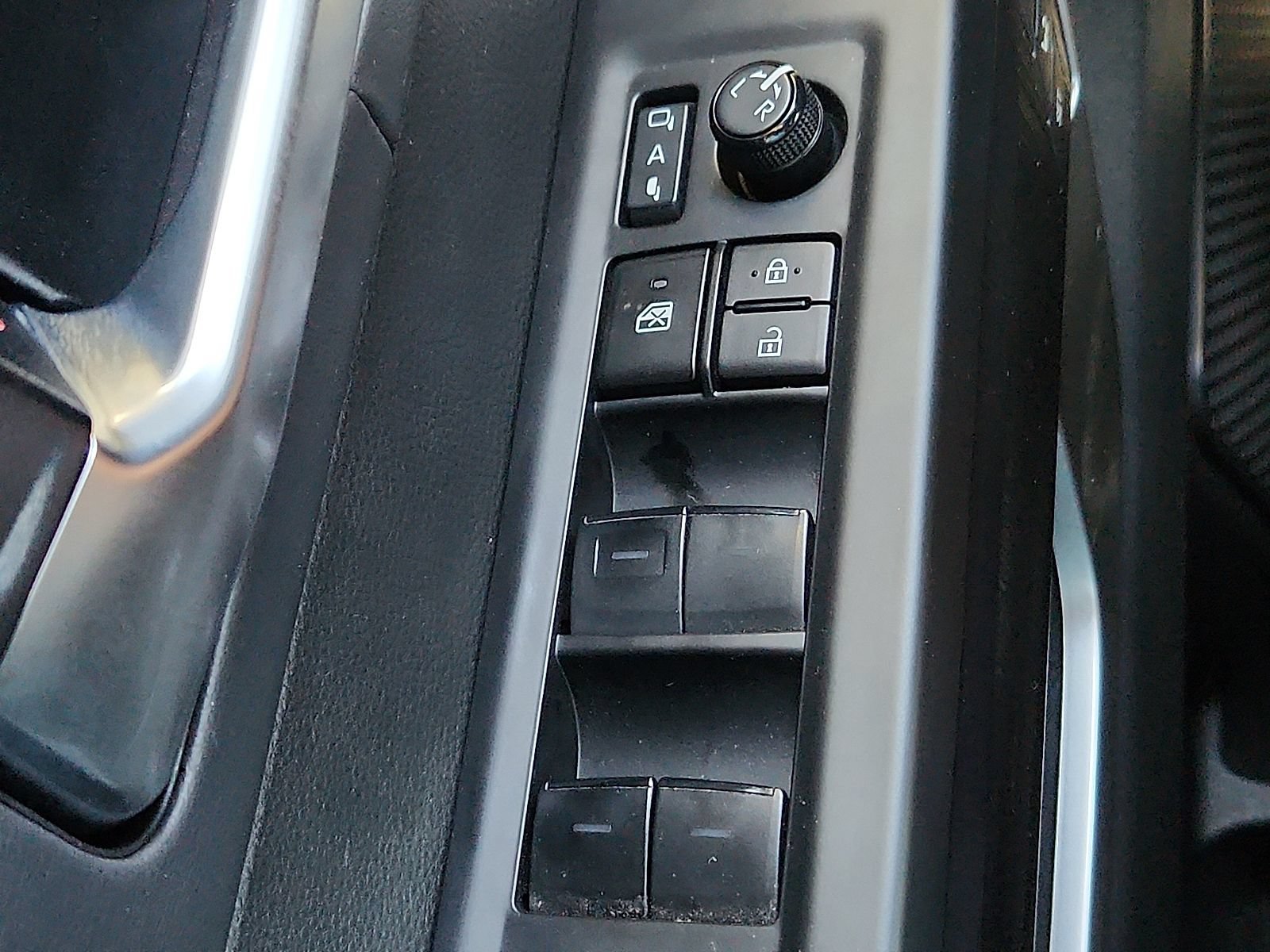 Used 2024 Toyota Sequoia Platinum AWD/4WD image 23
