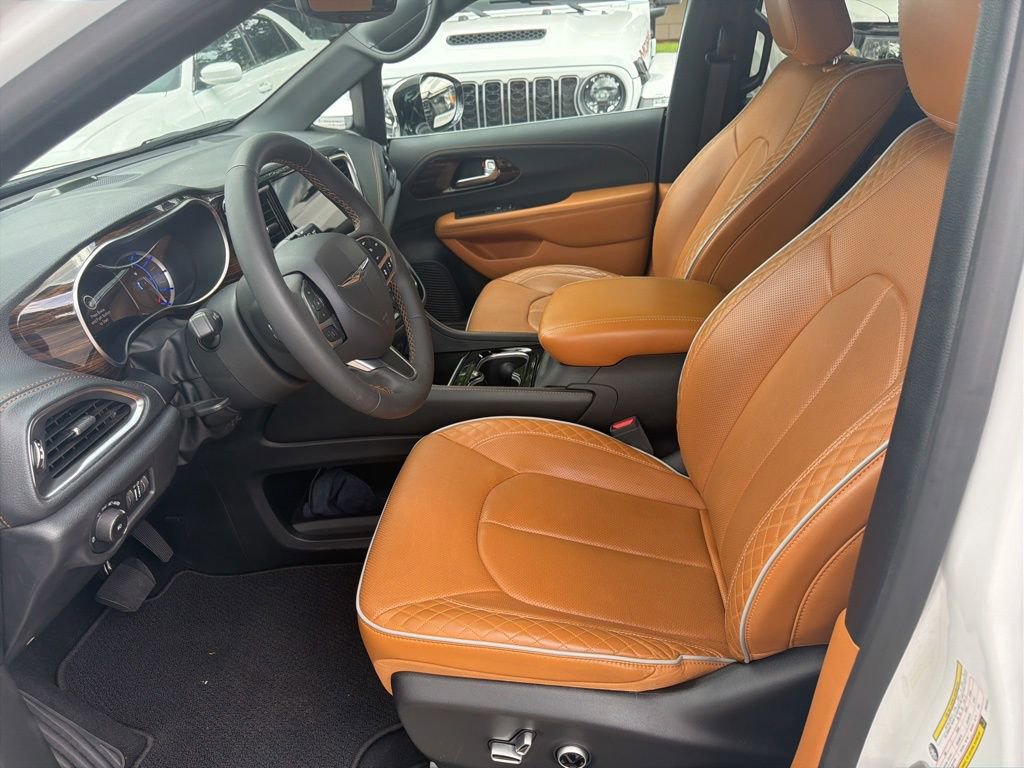 Used 2023 Chrysler Pacifica Pinnacle FWD image 10