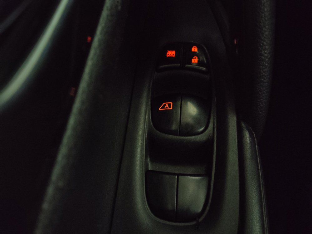 Used 2018 Nissan Rogue S image 27