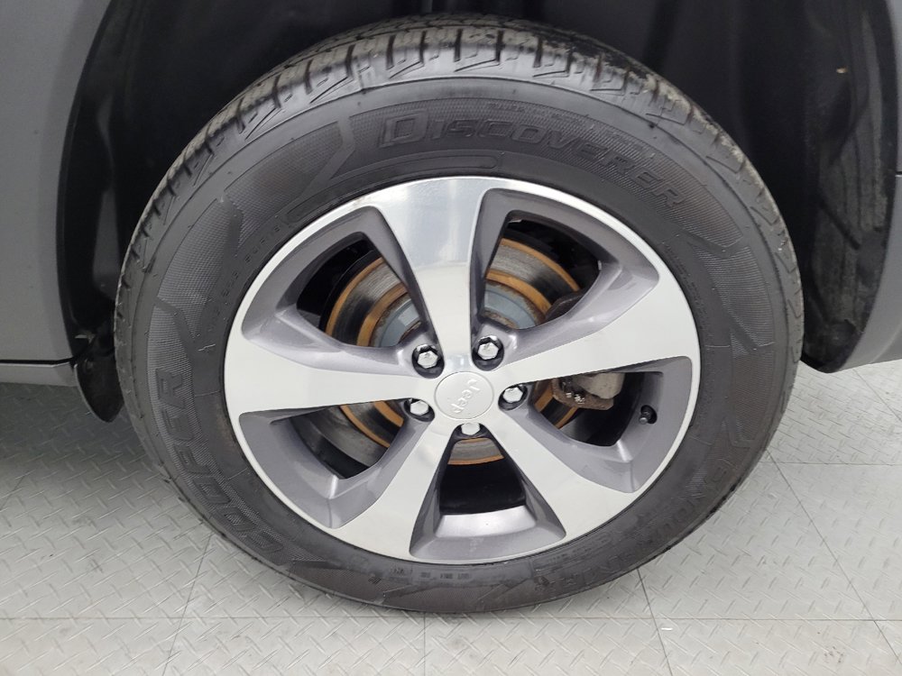 Used 2019 Jeep Cherokee Limited image 31