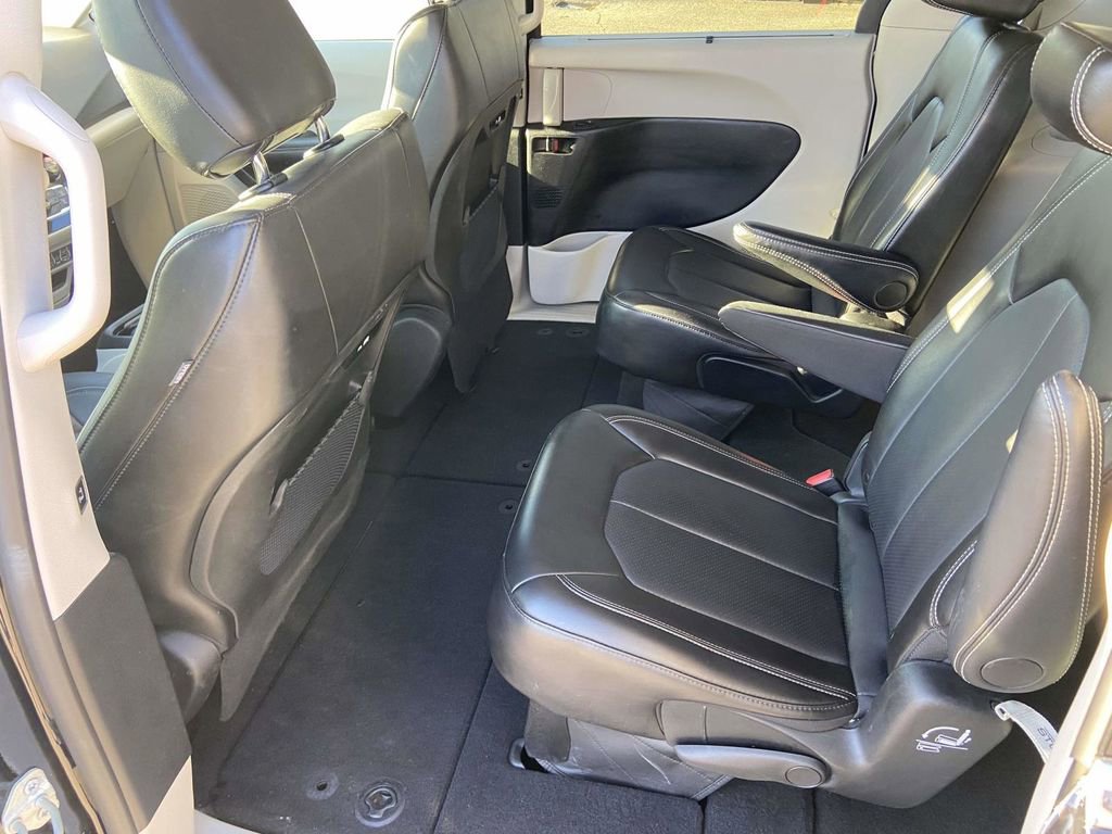 Used 2024 Chrysler Pacifica Touring-L image 12