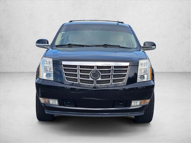 Used 2011 Cadillac Escalade Luxury RWD image 2