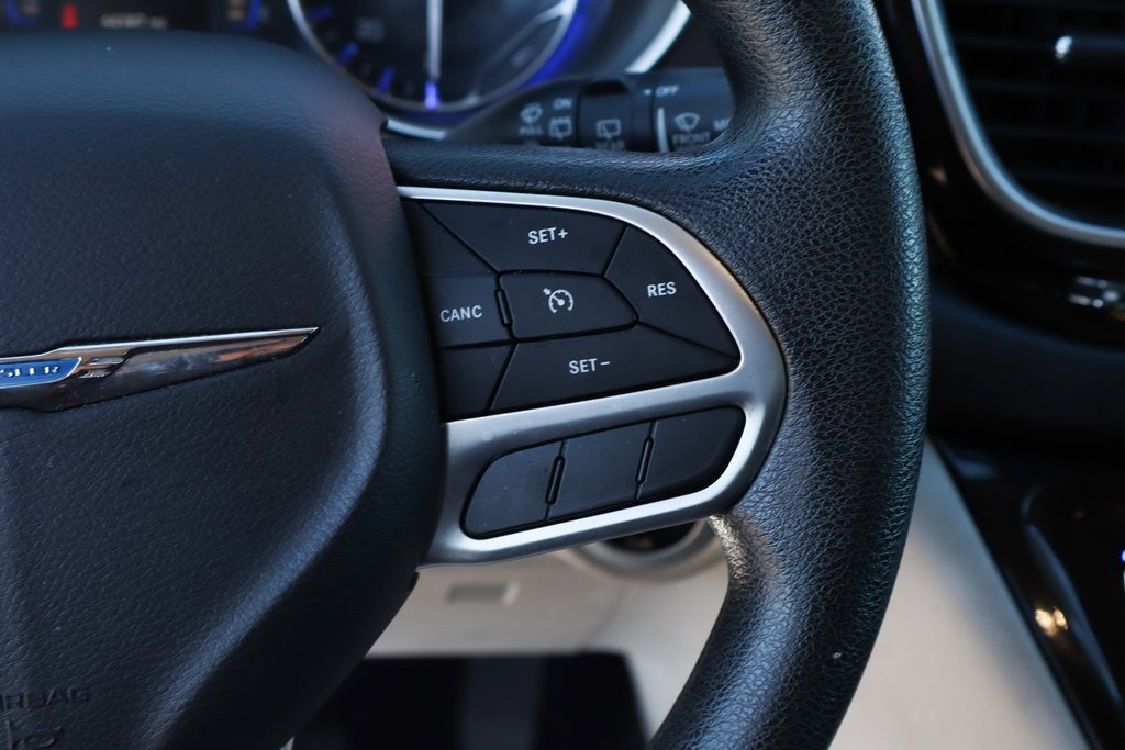 Used 2019 Chrysler Pacifica Touring image 22