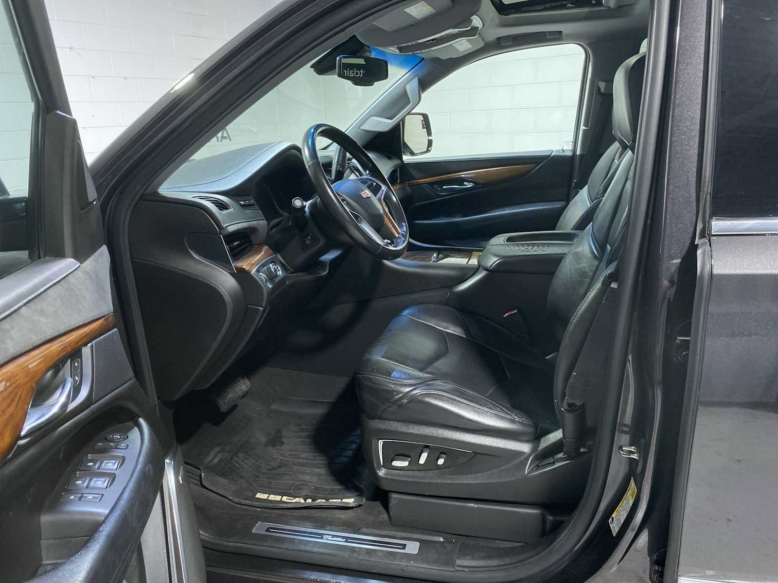 Used 2015 Cadillac Escalade Premium AWD/4WD image 2