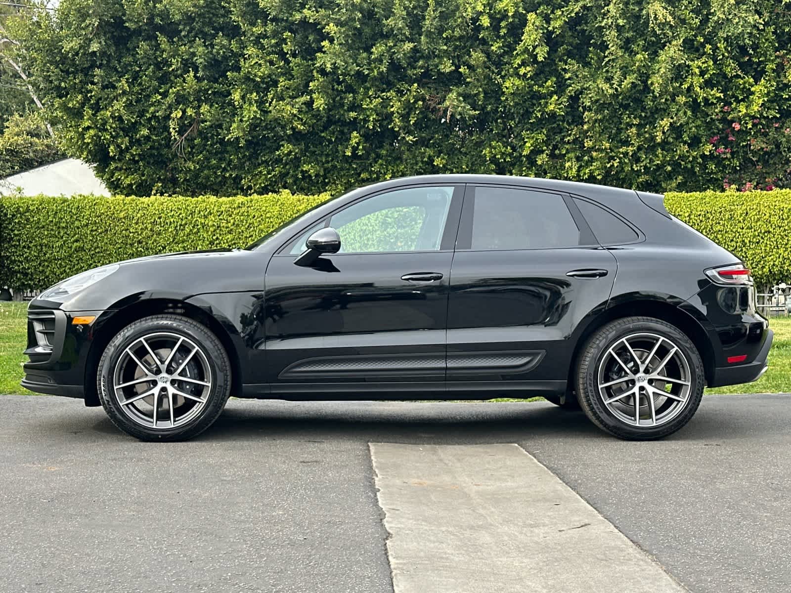 New 2026 Porsche Macan AWD/4WD image 2