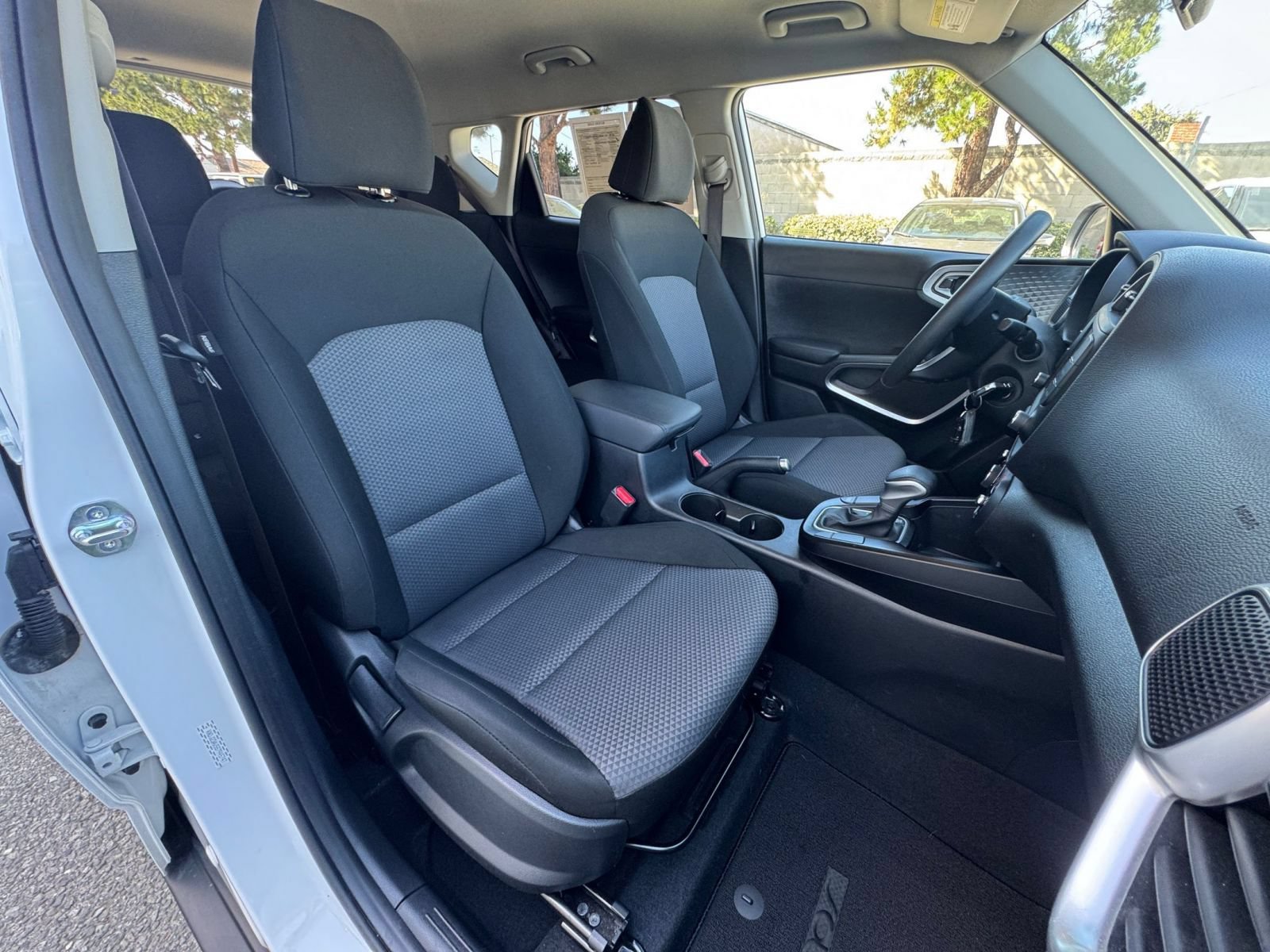 Used 2025 Kia Soul LX w/ LX Technology Package FWD image 34
