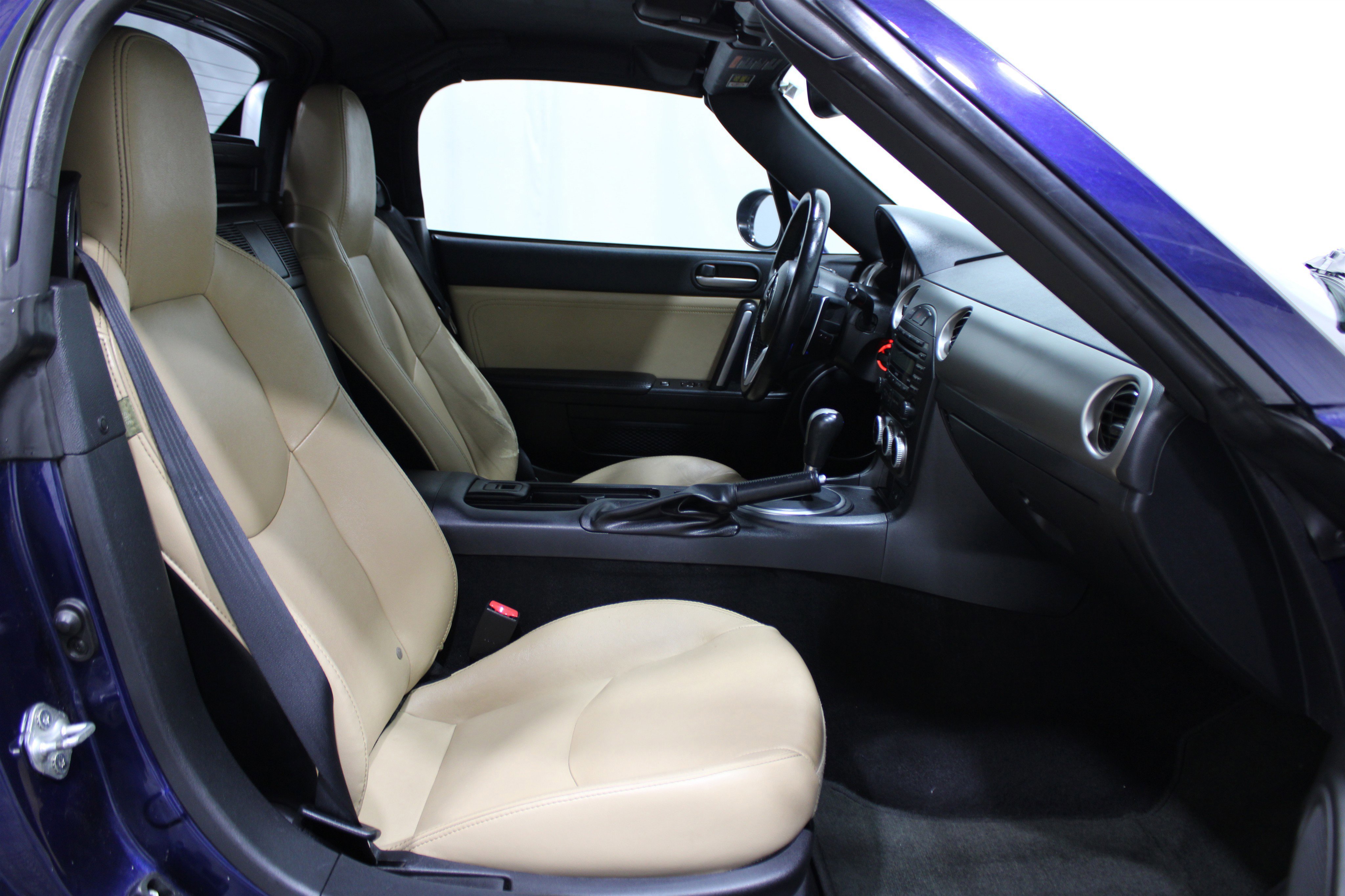 Used 2010 MAZDA MX-5 Miata Grand Touring w/ Premium Pkg image 23