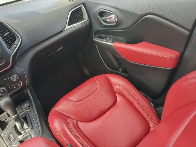 Used 2019 Jeep Cherokee Latitude w/ Popular Appearance Group FWD image 17