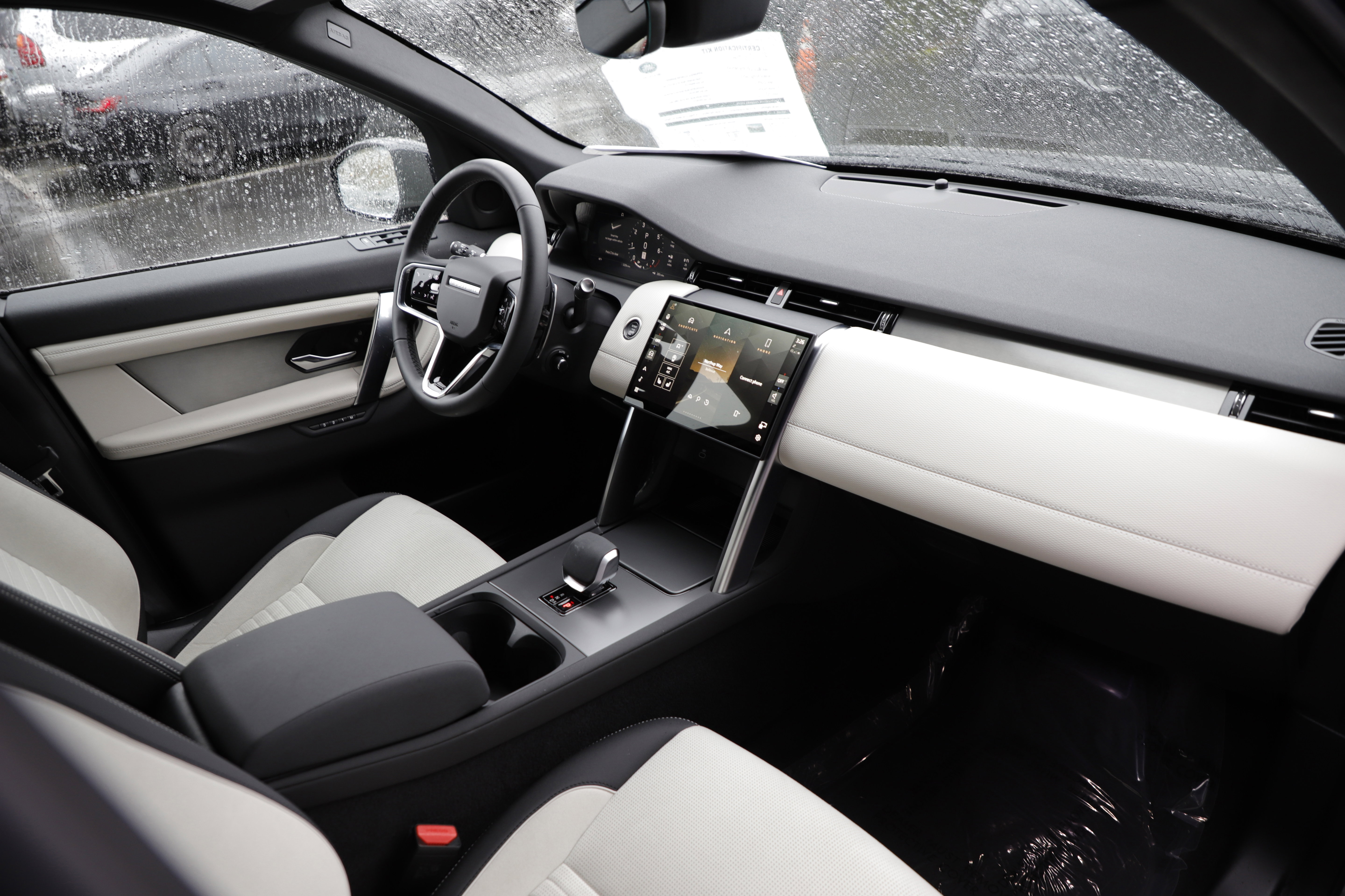 Certified 2025 Land Rover Discovery Sport Dynamic SE AWD/4WD image 12