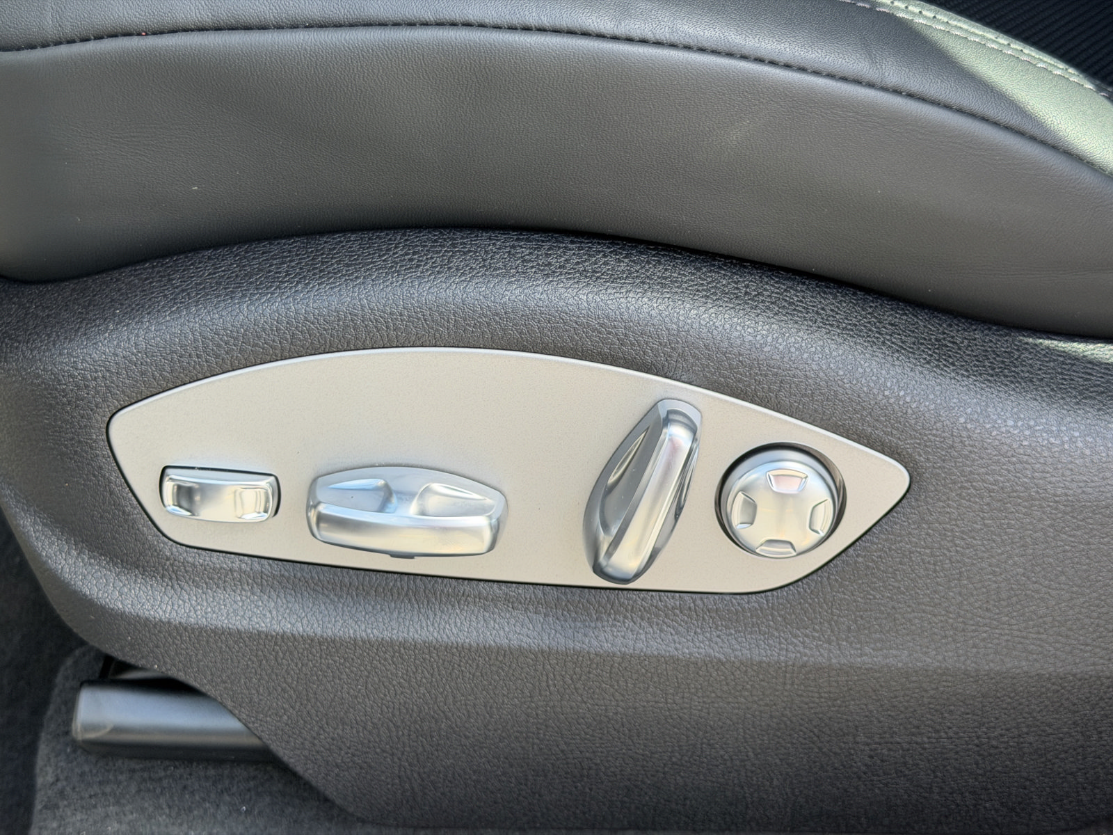 New 2026 Porsche Macan AWD/4WD image 23