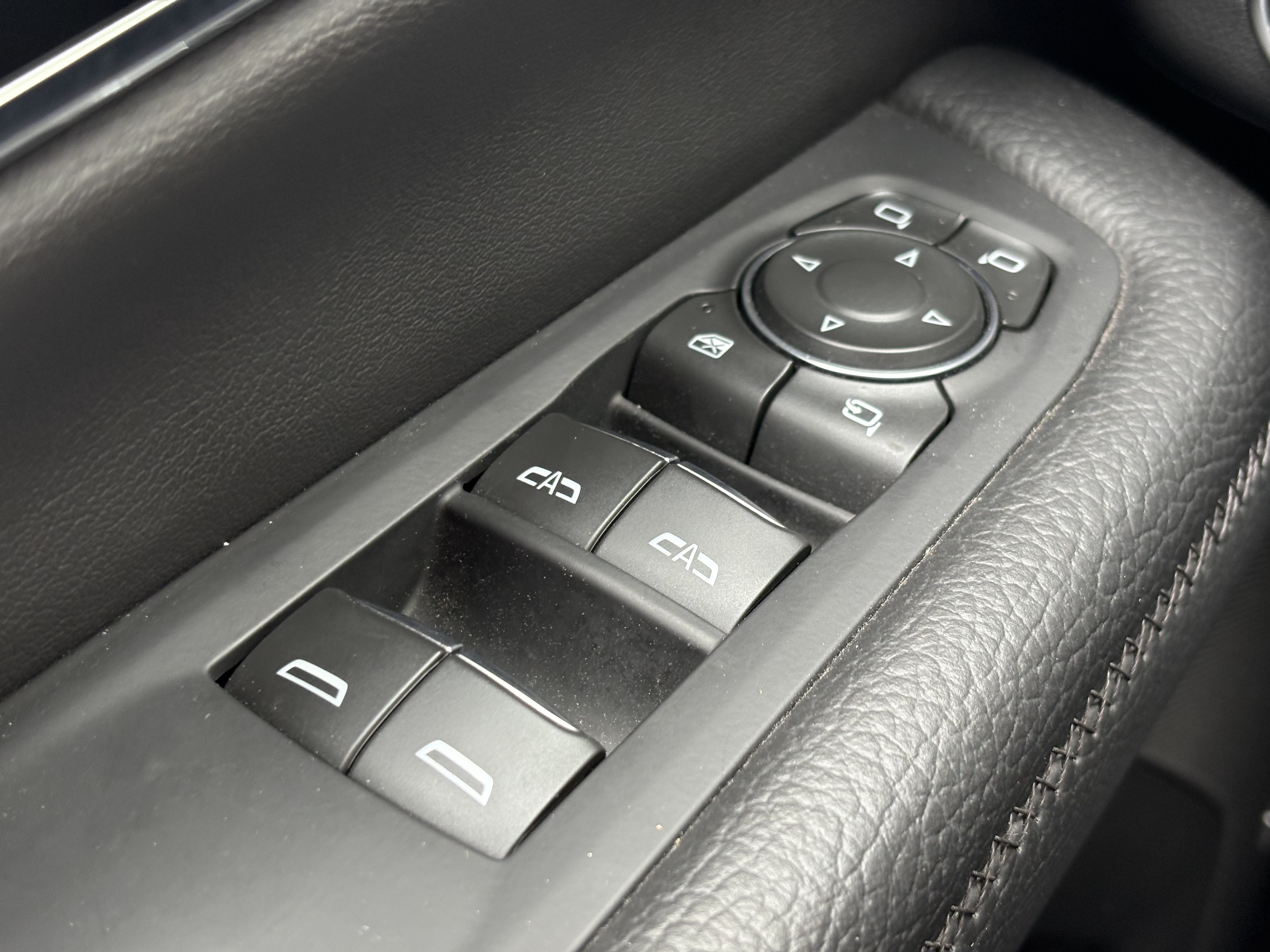 Used 2025 GMC Yukon XL Denali AWD/4WD image 31