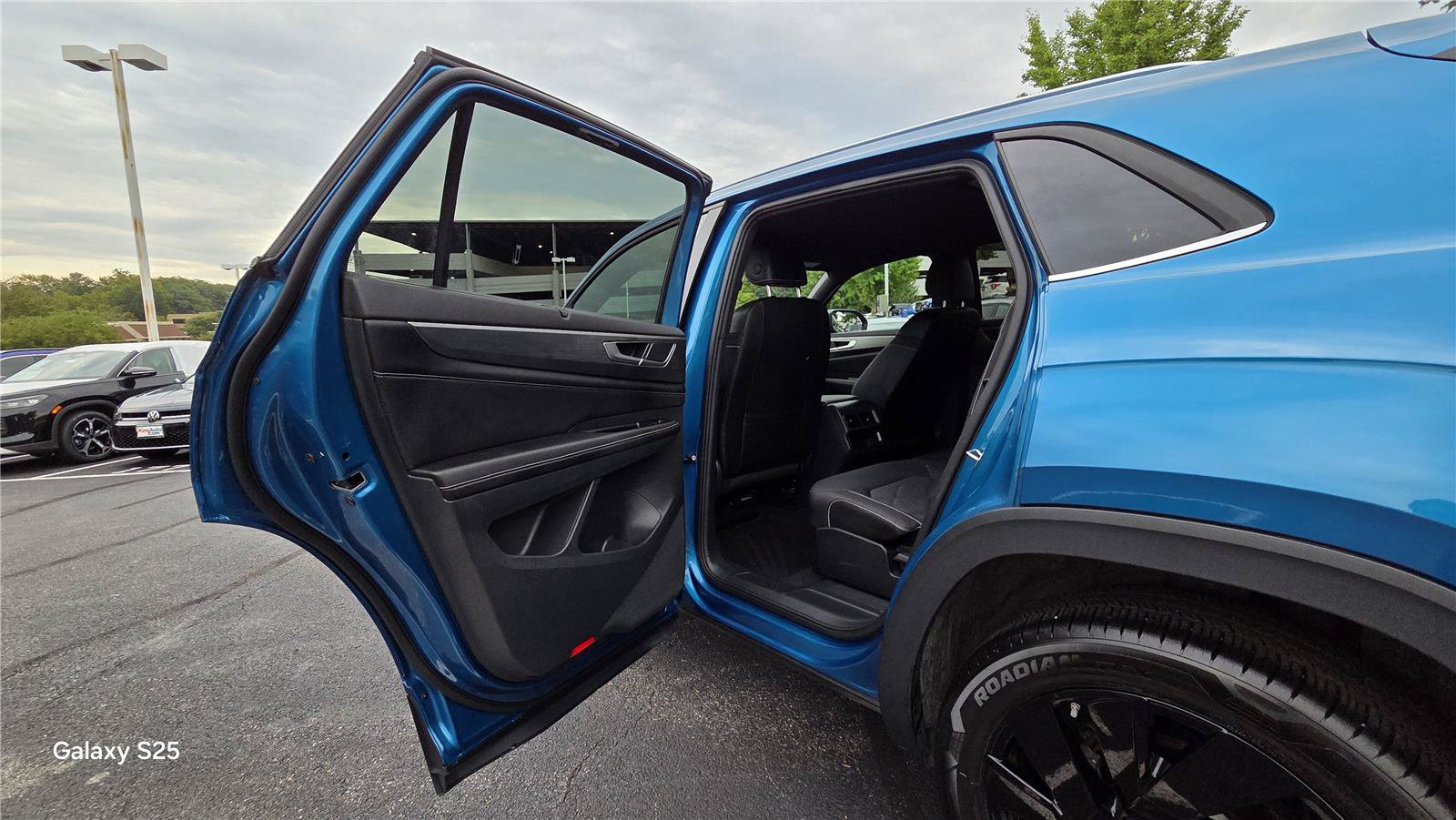 Certified 2024 Volkswagen Atlas Cross Sport SE w/ Black Wheel Package AWD/4WD image 25