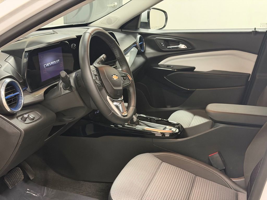 Certified 2025 Chevrolet Trax LT w/ LT Convenience Package image 27