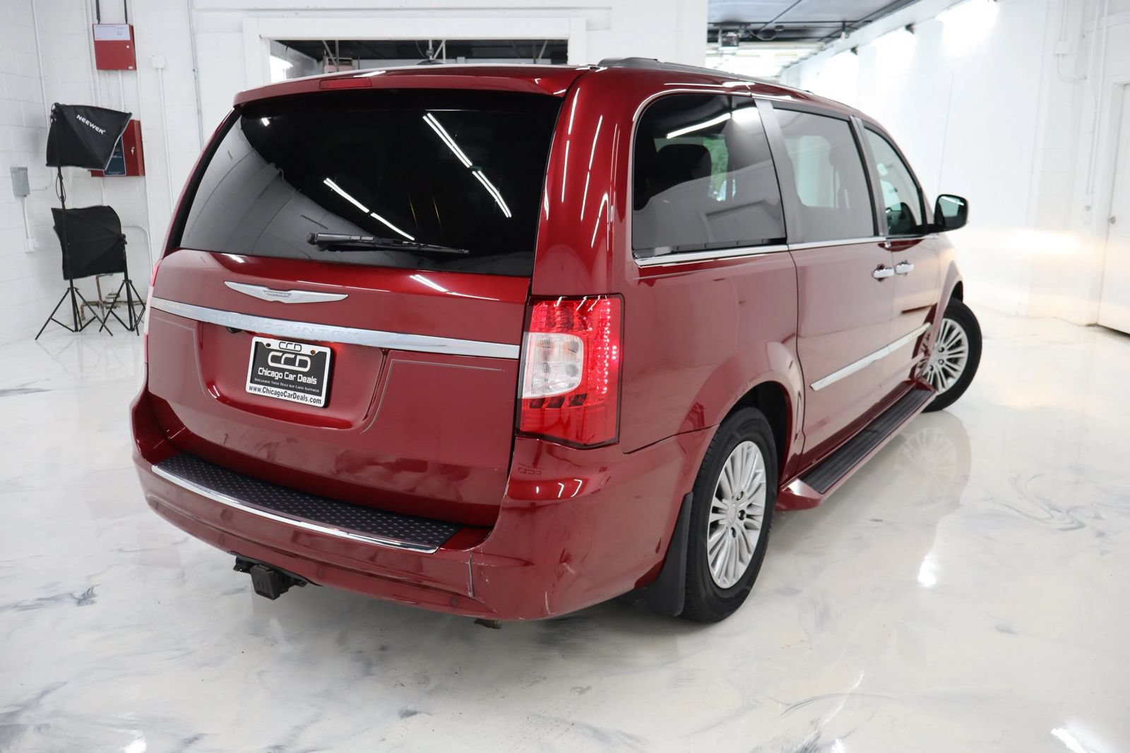 Used 2014 Chrysler Town & Country Touring-L w/ Driver Convenience Group FWD image 9