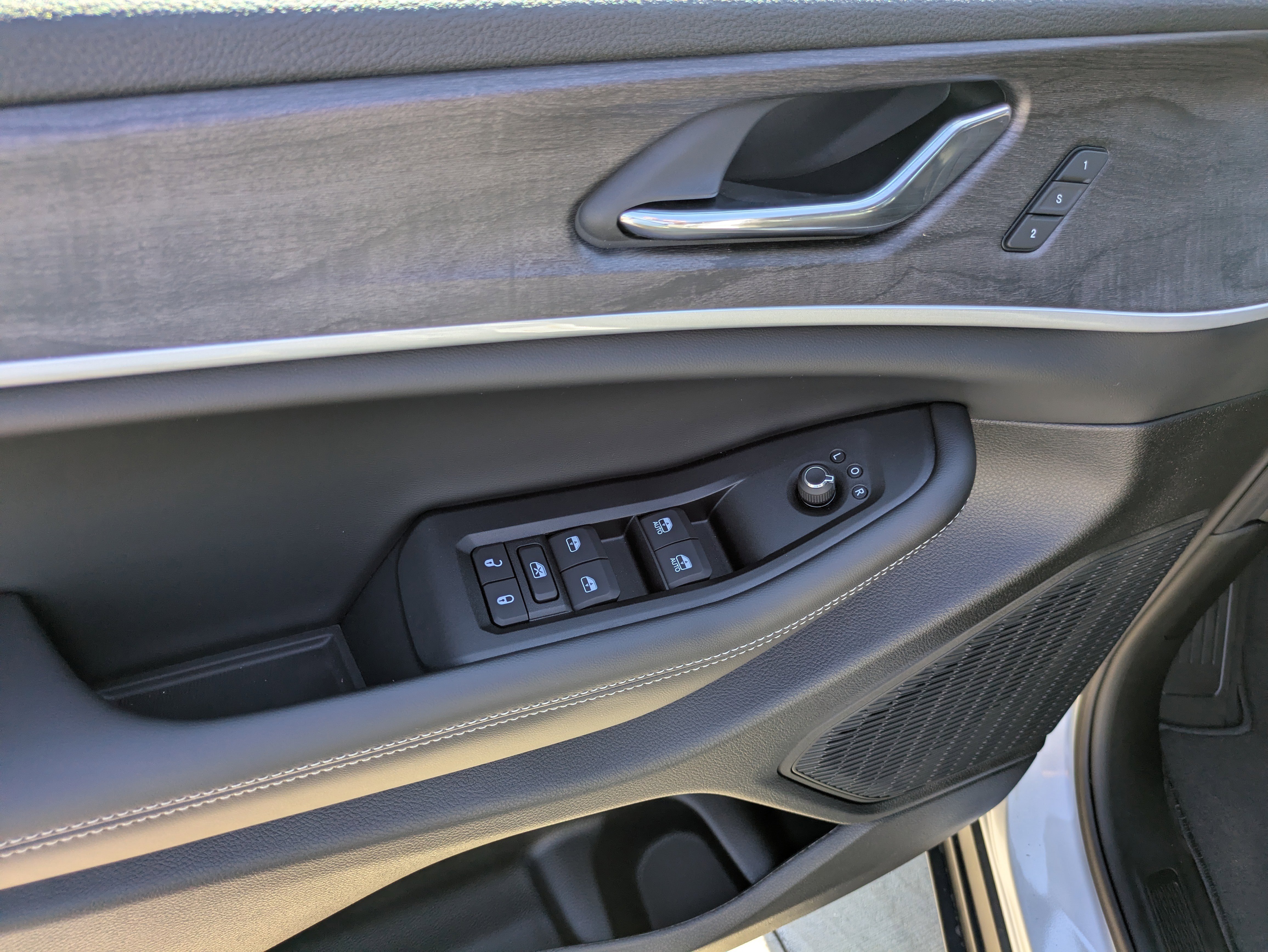 New 2025 Jeep Grand Cherokee L Limited w/ Black Appearance Package AWD/4WD image 9