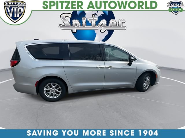 Used 2024 Chrysler Pacifica Touring-L image 10