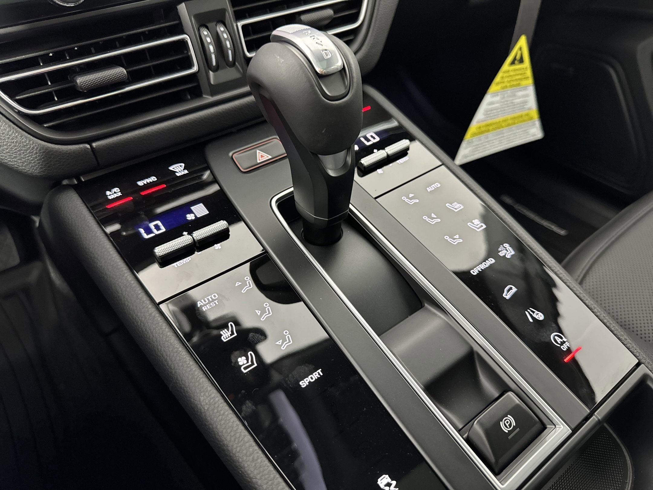 Certified 2025 Porsche Macan AWD/4WD image 18