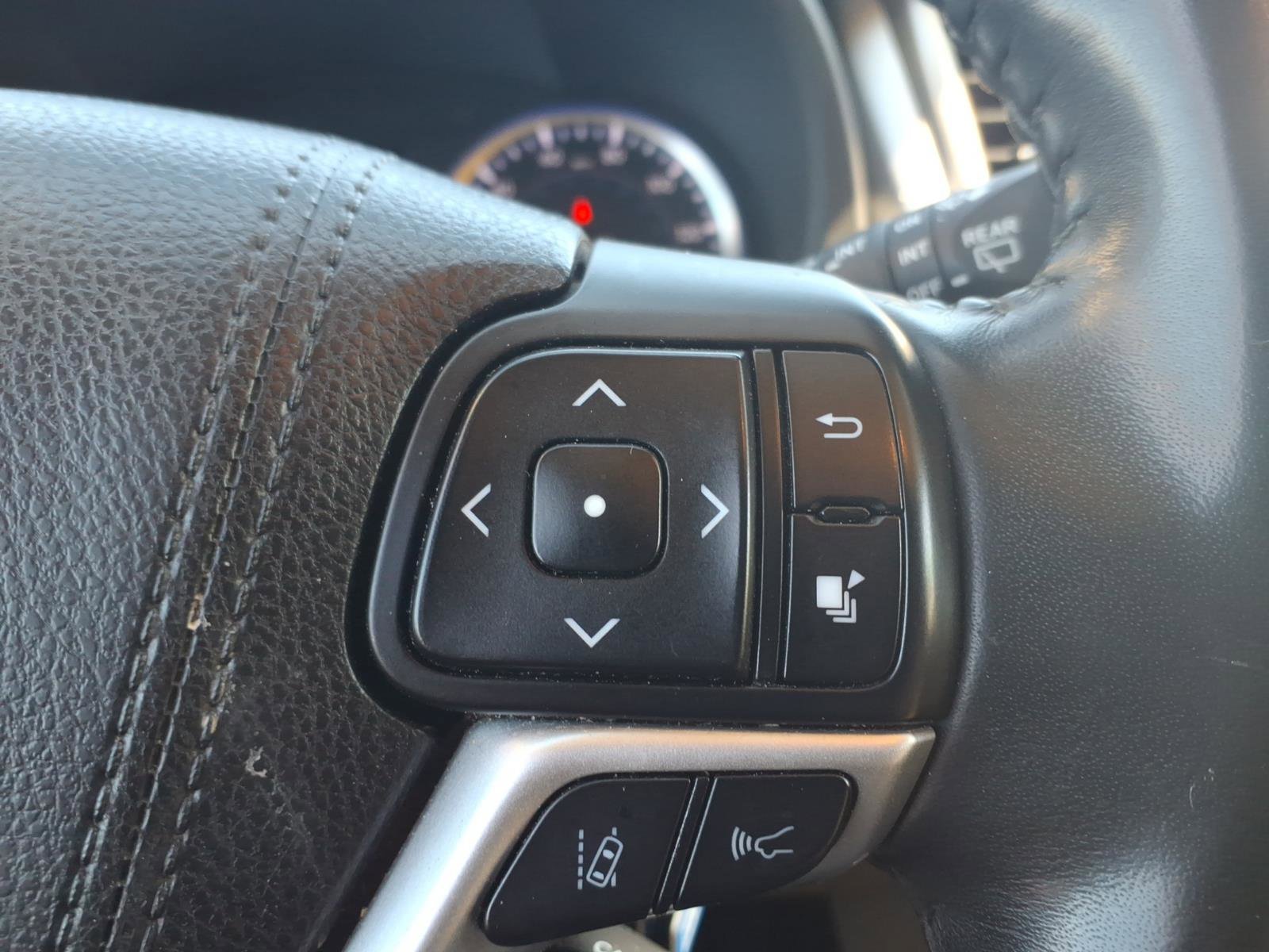 Used 2018 Toyota Highlander XLE AWD/4WD image 24