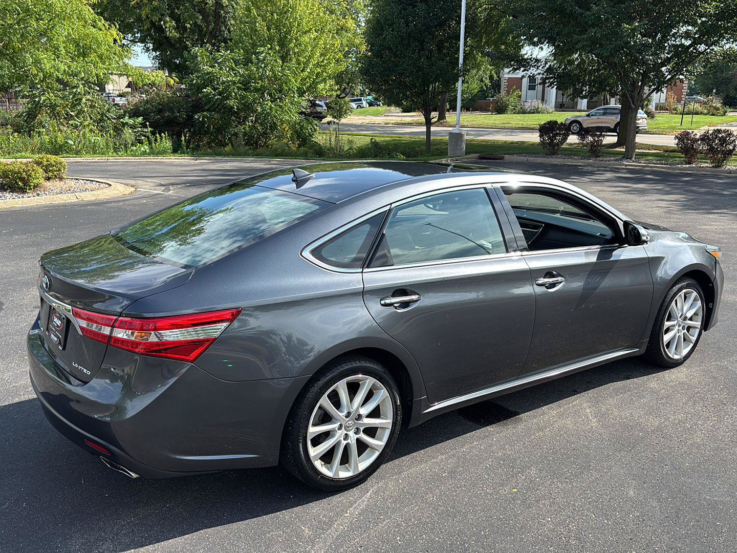 Used 2013 Toyota Avalon Limited w/ Technology Pkg FWD image 10