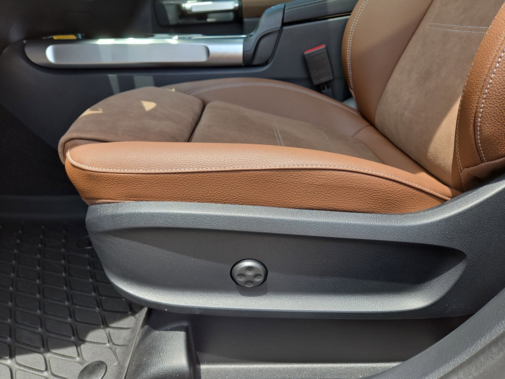 New 2025 Mercedes-Benz GLB 250 image 17
