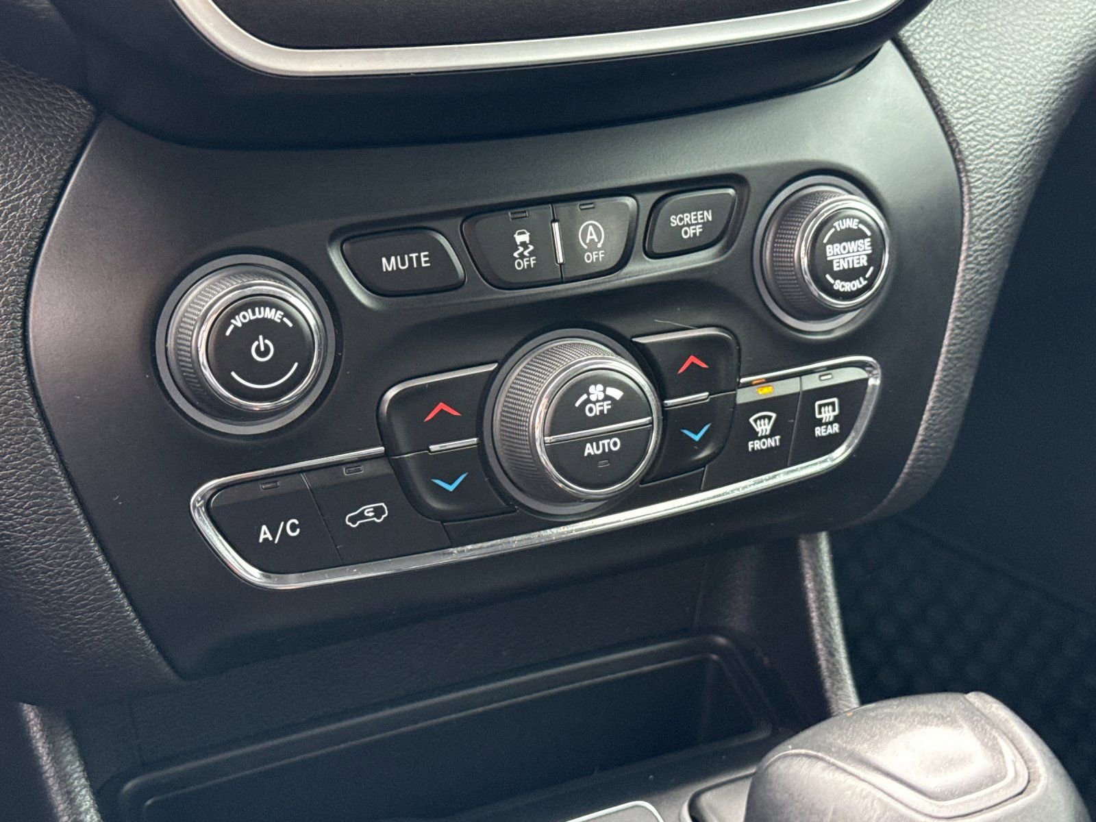 Used 2020 Jeep Cherokee Trailhawk w/ Technology Group image 24