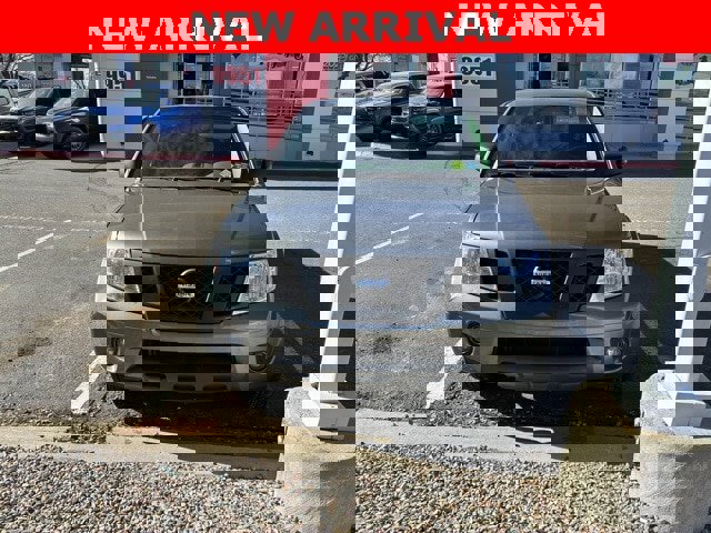 Used 2020 Nissan Frontier SV image 2