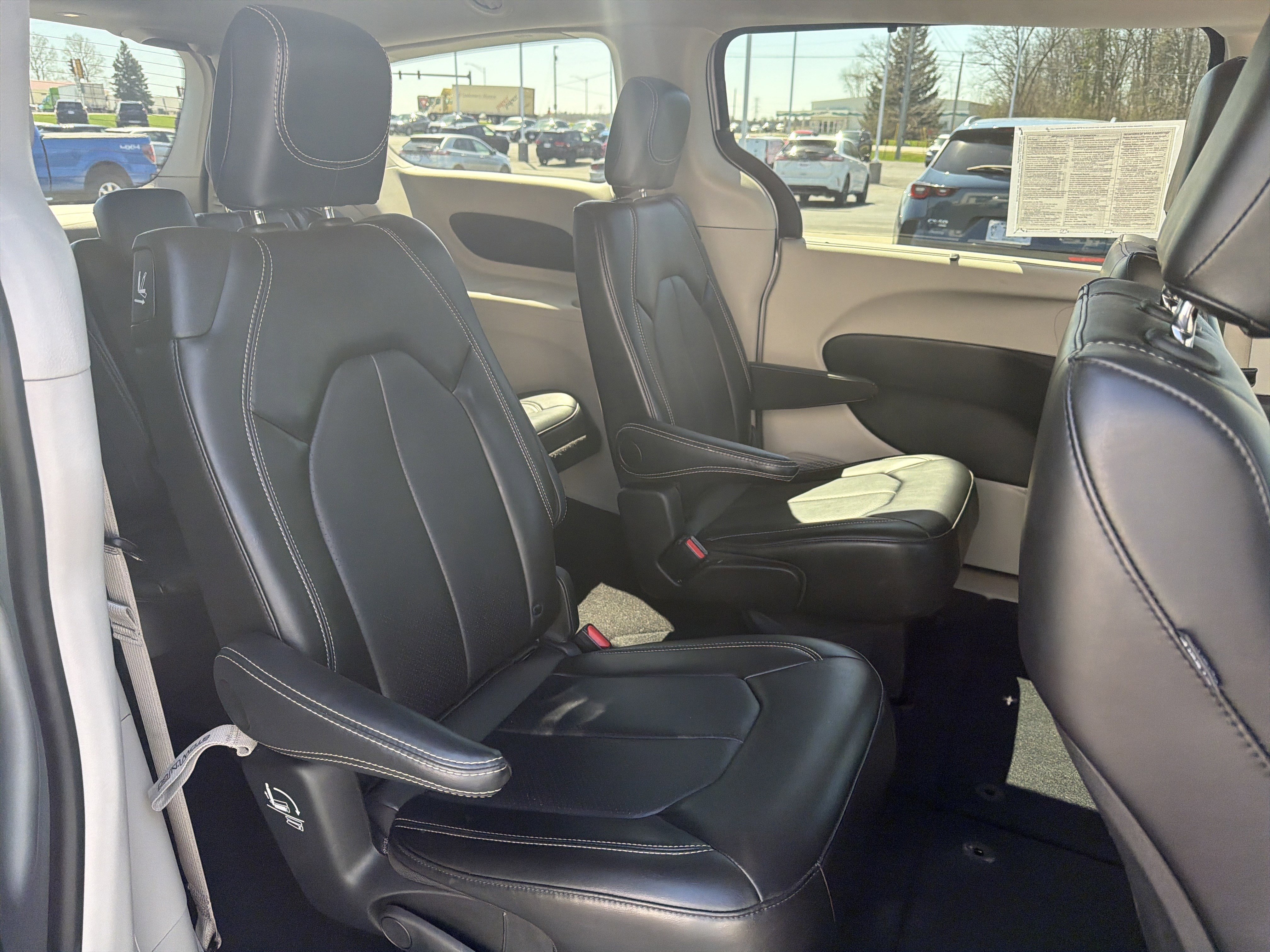 Used 2024 Chrysler Pacifica Touring-L FWD image 10