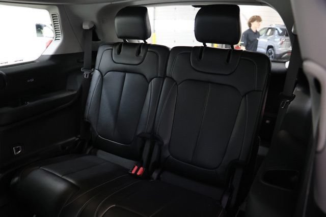 Used 2023 Jeep Grand Cherokee L Limited w/ Luxury Tech Group II AWD/4WD image 38