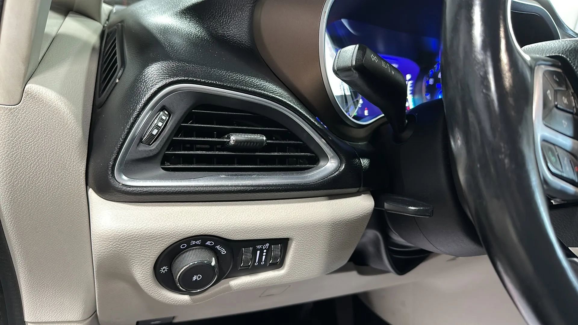 Used 2017 Chrysler Pacifica Touring-L Plus FWD image 33