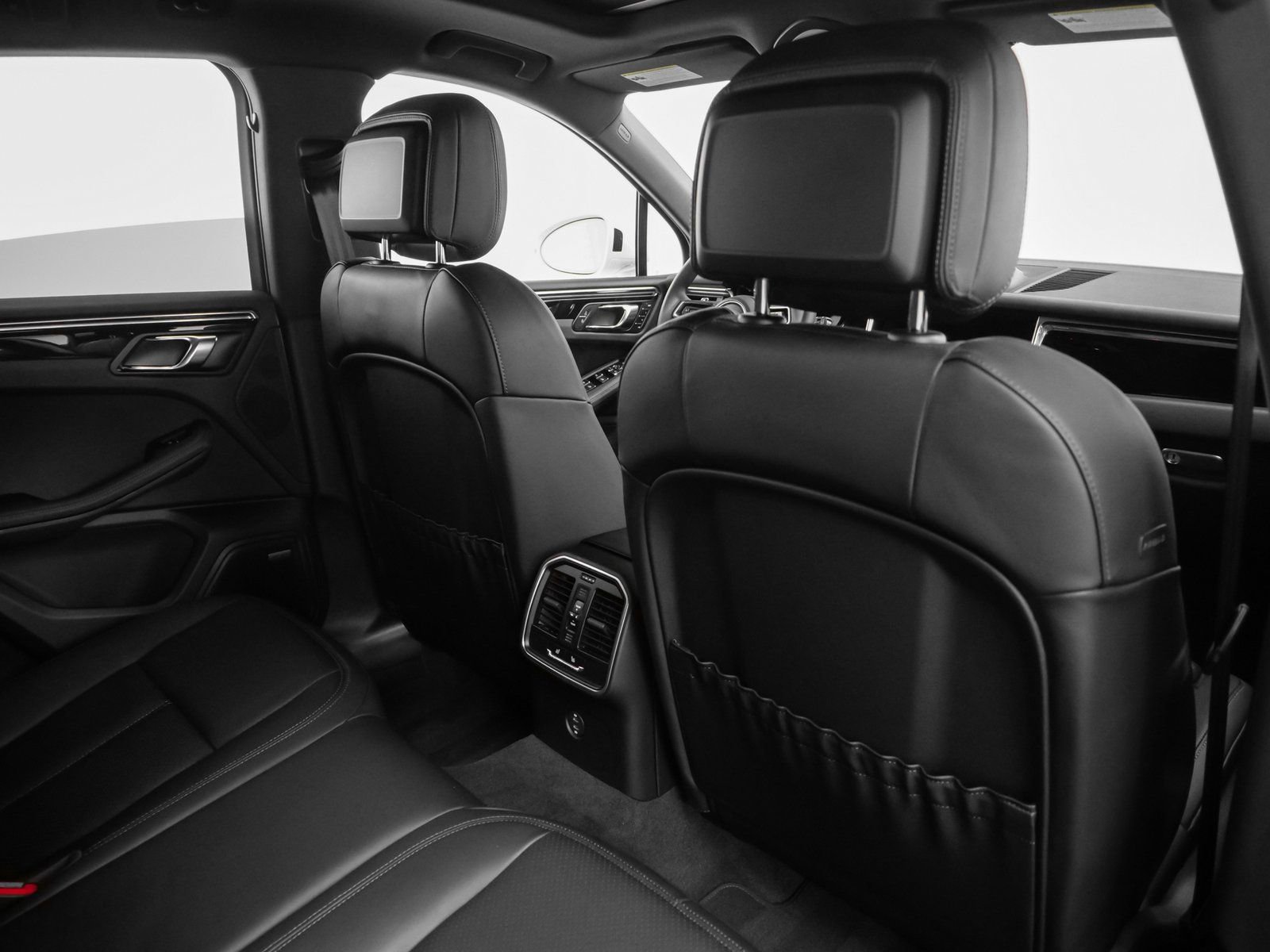 Certified 2025 Porsche Macan image 24